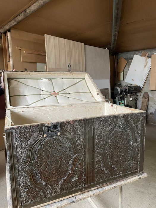 Старинен съндък декориран с ковано желязо