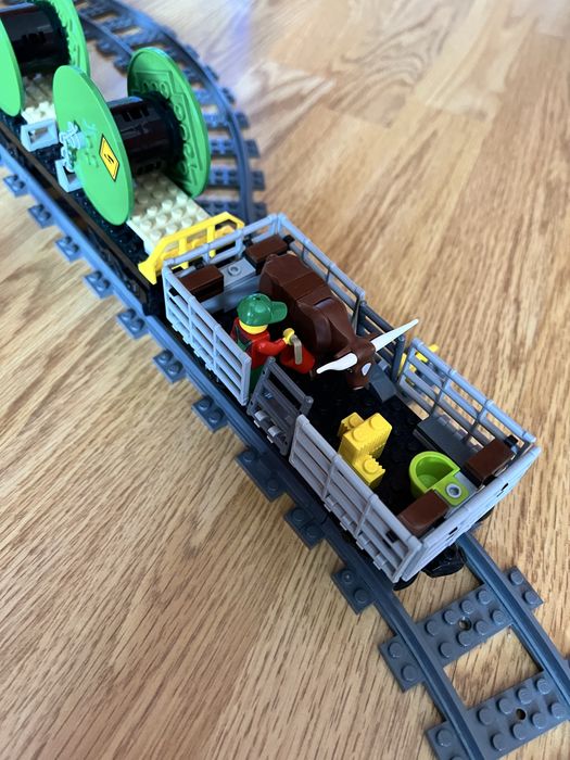 Lego tren cu locomotiva si vagoane 60052 deosebit