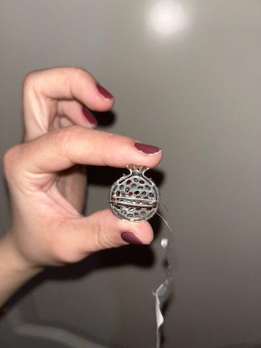 Ювелирная брошь в виде граната