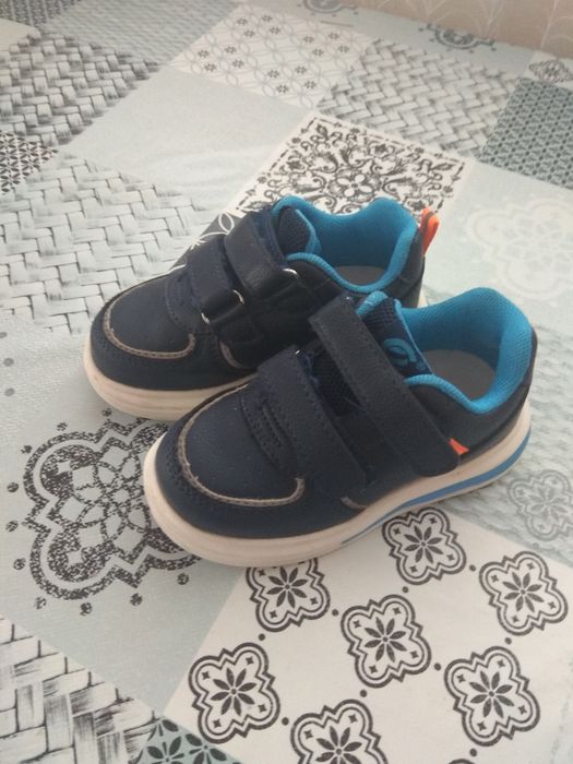 Децки обувки подходящи за сладки крачета, номер 24.