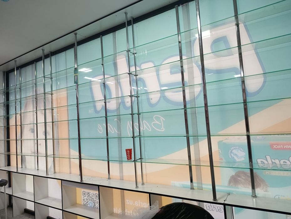 Vitrina sotiladi. Parfumeriya Moyishiy  doʻkonlariga zor tushadi.