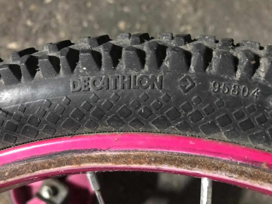 Bicicleta roz pentru fete