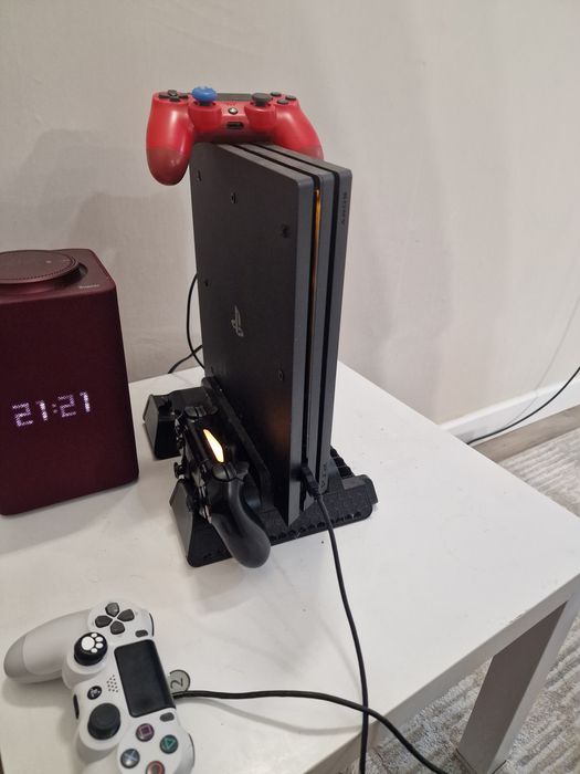 Playstation 4 pro 1 Tb + VR очки с мув-контроллерами