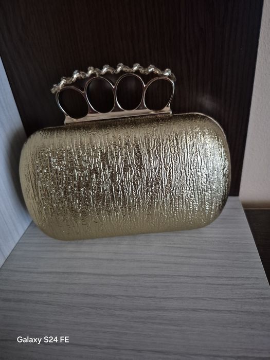 Geanta clutch aurie!