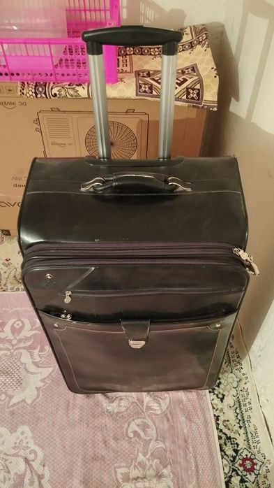 Чемодан на колесиках