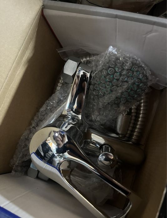 Смеситель на ванну .Смеситель кухонный