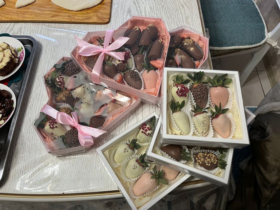 Букет тюльпанов и клубника в шоколаде