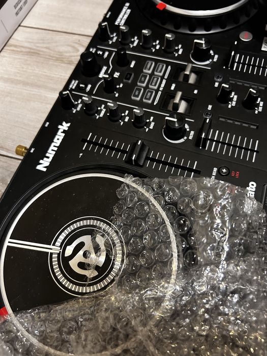 Диджейски пулт Numark+Numark слушалки