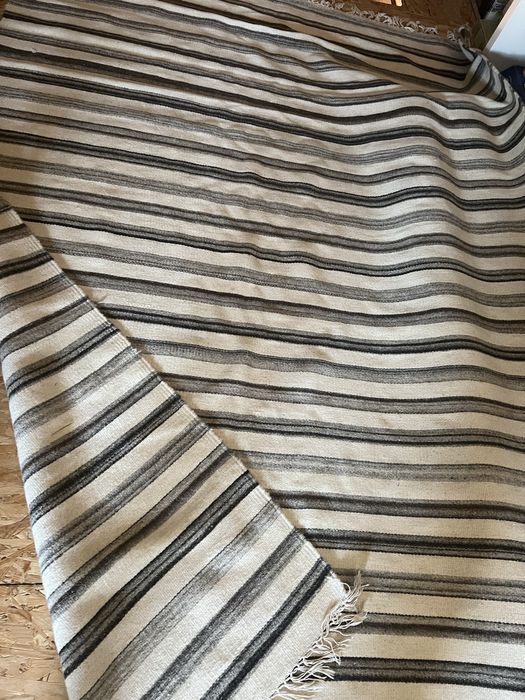 Covor / covoare lana 100%, cu franjuri in capete, bej cu dungi gri