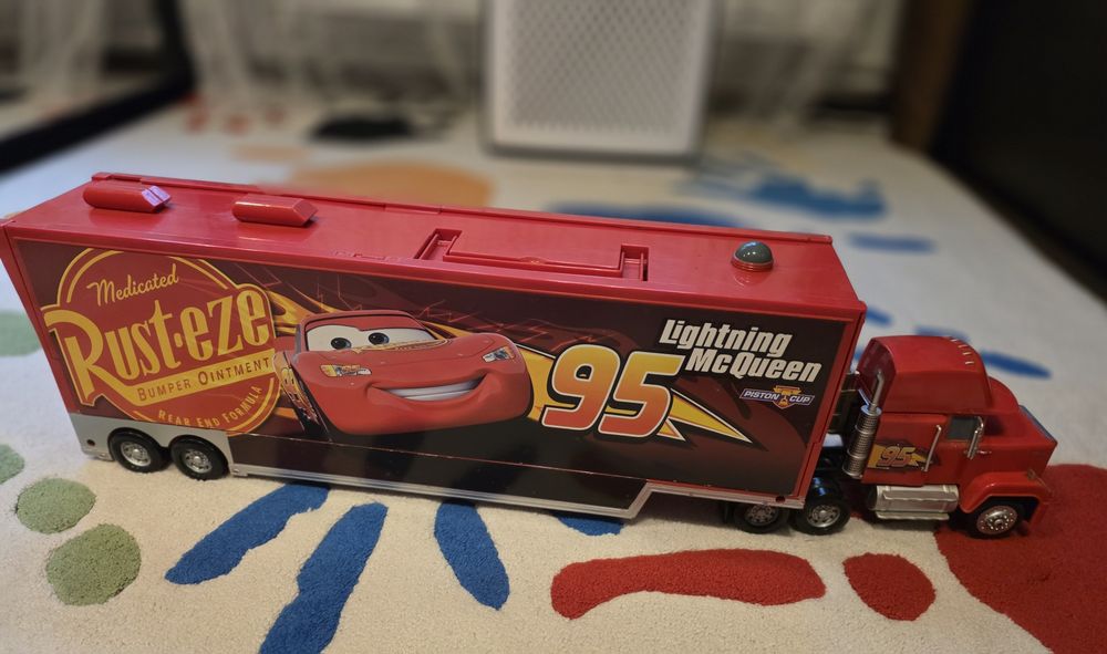 Camion Mack cu 8 masinute McQueen
