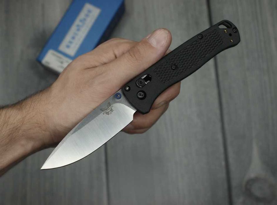 Cutit pliabil Briceag Benchmade Bugout 535, Rosu, Albastru sau Negru