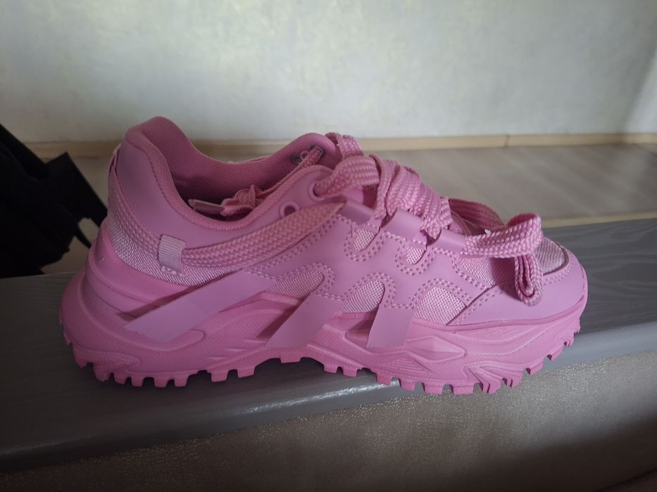 Женские кроссовки