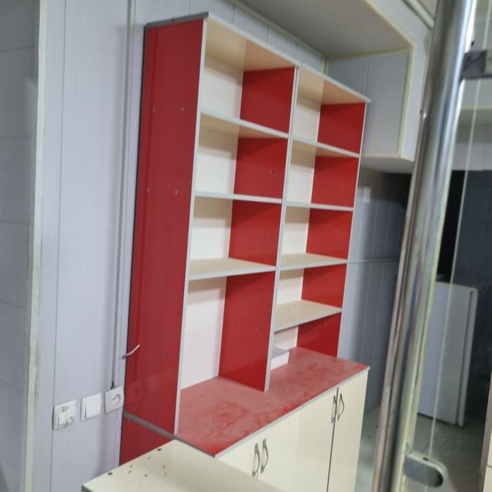 Продается Витрина и полки для Аптеки