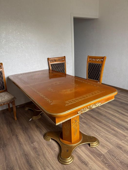 Стол со стульями