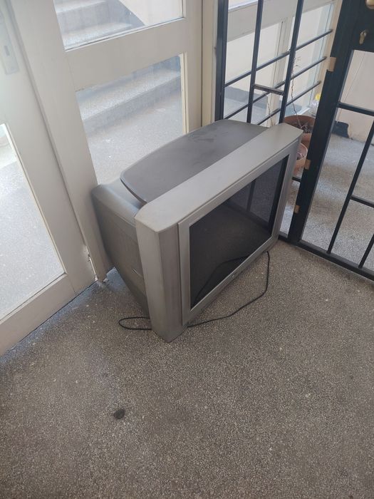 Продавам телевизор LG rz-29