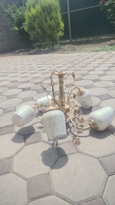 Обычная люстра .