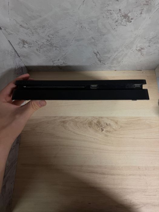 PS 4 Slim.