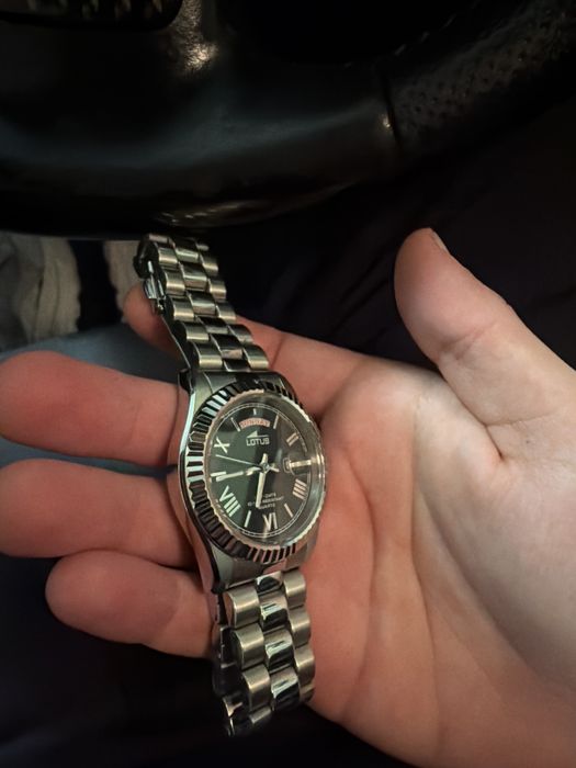 Lotus часовник нов