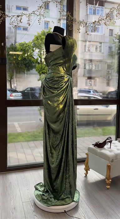 Rochie lungă verde lime cu detaliu la bust