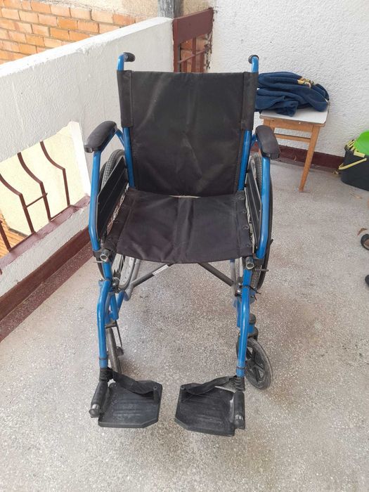 Scaun cu rotile pliabil