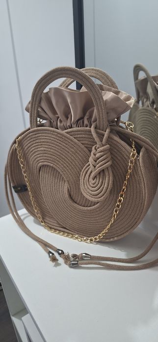 В продаже сумочки ручной работы.