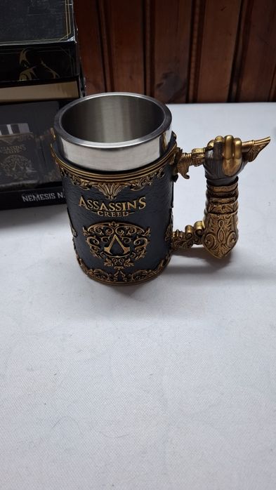 Халба,чаша Assassin's Creed Through the Ages Черно-златна халба