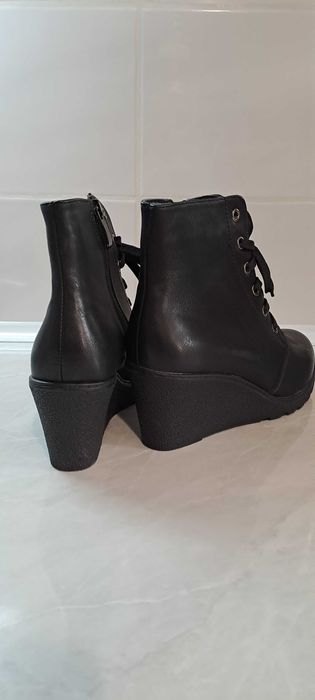 Нови елегантни и удобни черни дамски боти с цип  и връзки на платформа