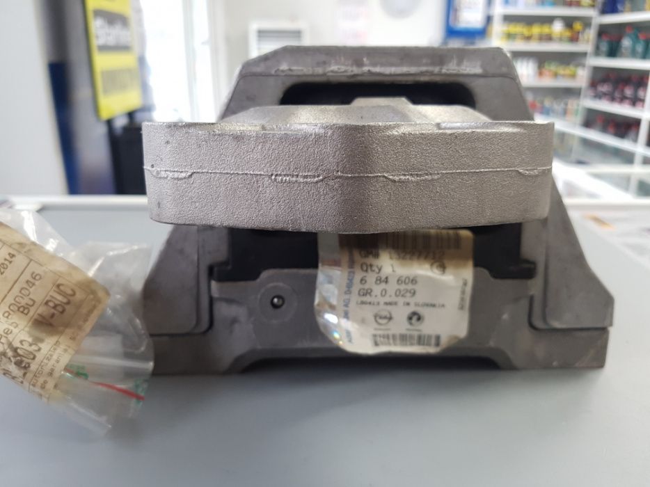 Тампон двигател INSIGNIA