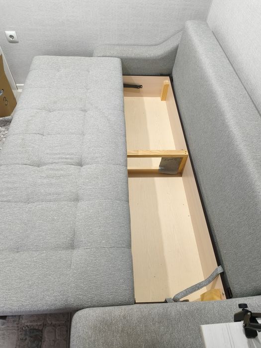 Диван серый, тик так