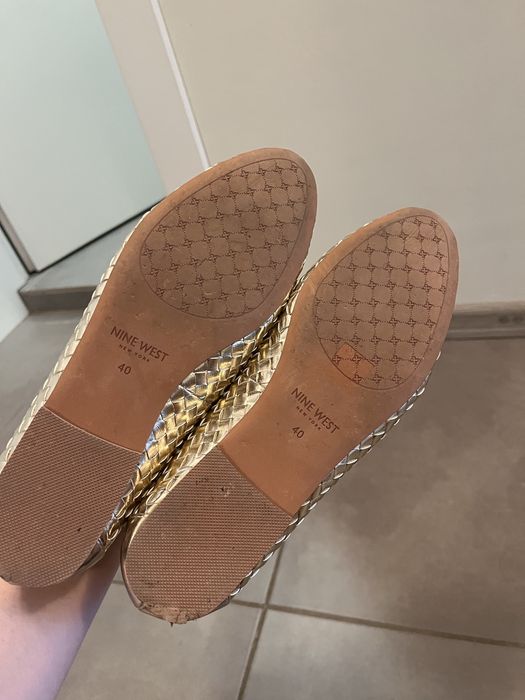 Златисти пантофки Nine West