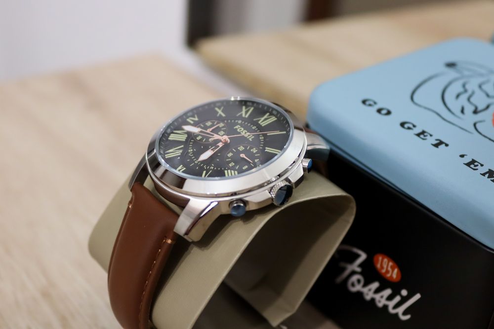 Ceas fossil elegant și modern