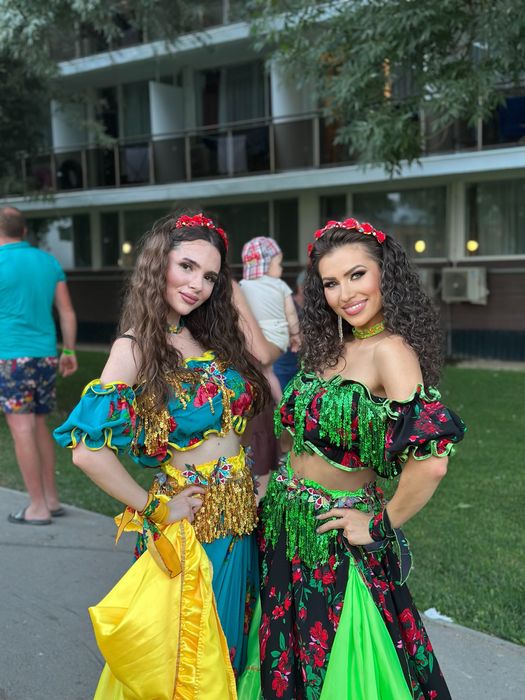 Dansatori profesionisti,ursitoare, hostesse sau animatori