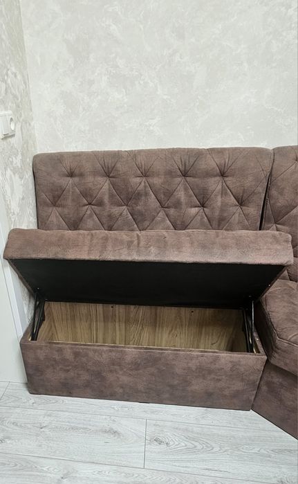 Продаётся диван уголок в отличном состояние.