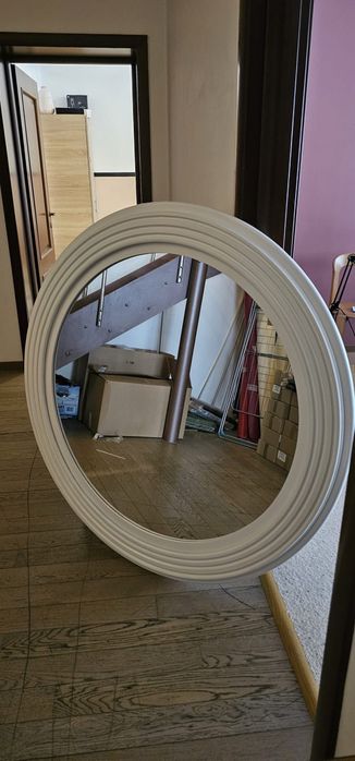 Oglindă rotundă mare, ramă albă decorativă – stare foarte bună