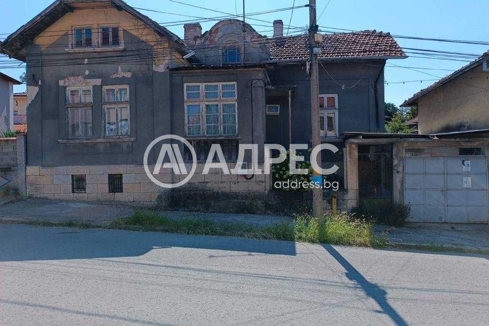 Продава се къща в кв. "Варош"