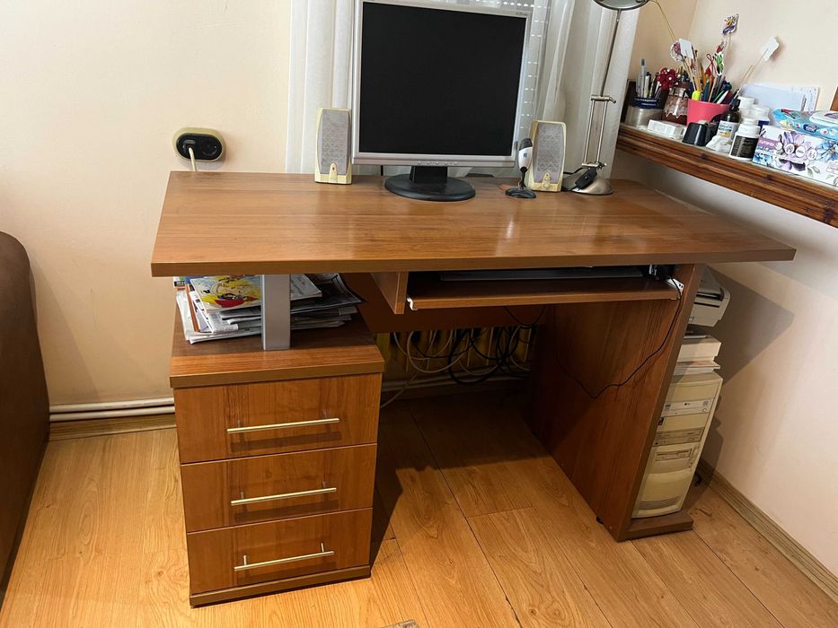 Стабилно бюро в отлично състояние !