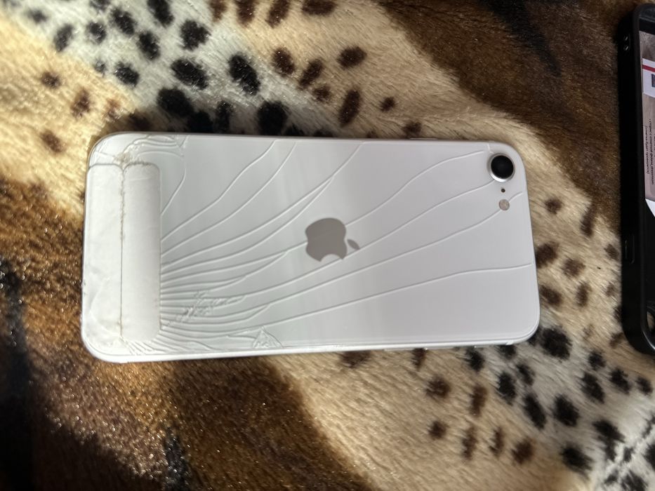 iPhone SE 2020 продаю