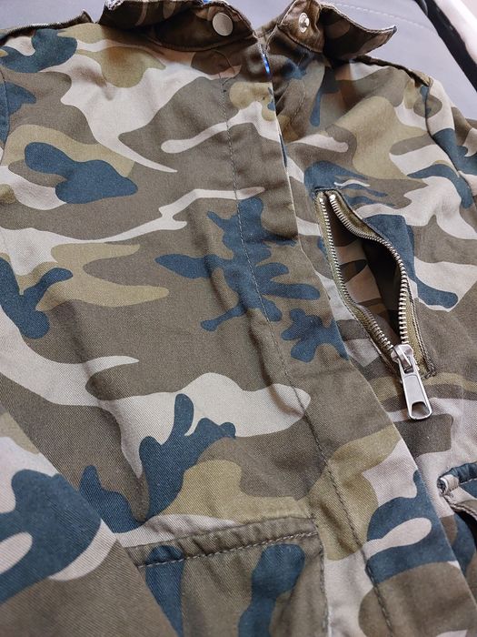 Камуфляжная джинсовая куртка Pull & Bear