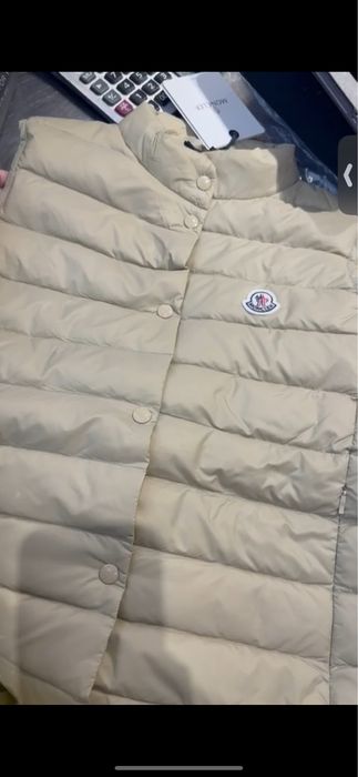 Новая с биркой жилет от moncler