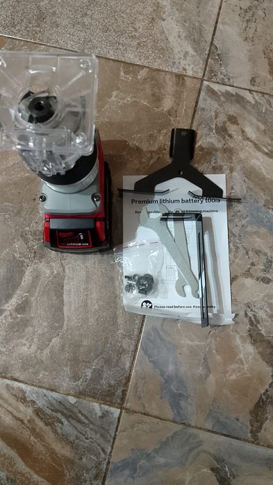 Freza pentru canturi milwaukee cu o baterie de 6A