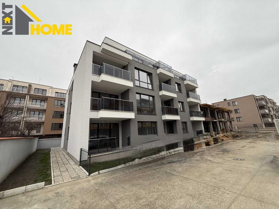 Тристаен апартамент в новопостроена жилищна сграда, със собствен двор