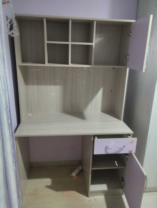 Продаю шкаф, стол письменный