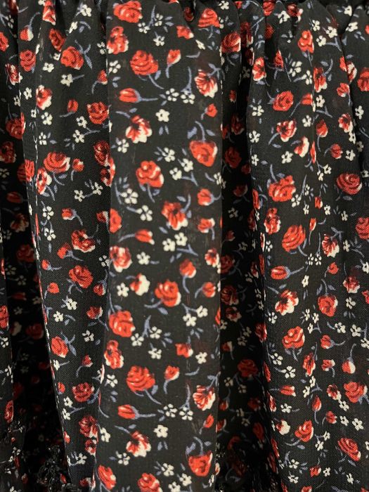 Кокетна къса рокличка с флорален мотив