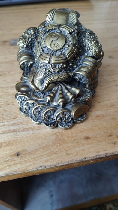 Сувенир лягушка с монетой