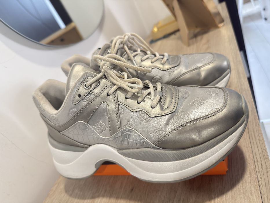 Сребърни кецове Guess . Направете визията си уникална!