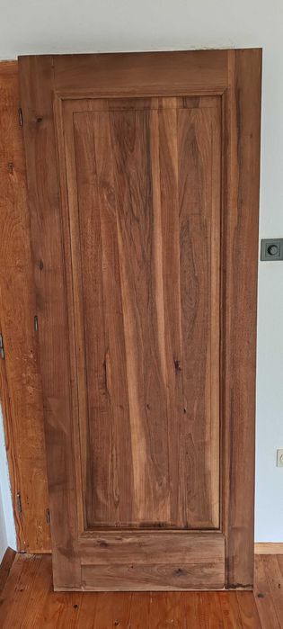 Орехова врата от масив с ръчна дърворезба