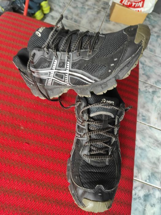 Adidași foarte rezistenți, practici, foarte ușori și comozi