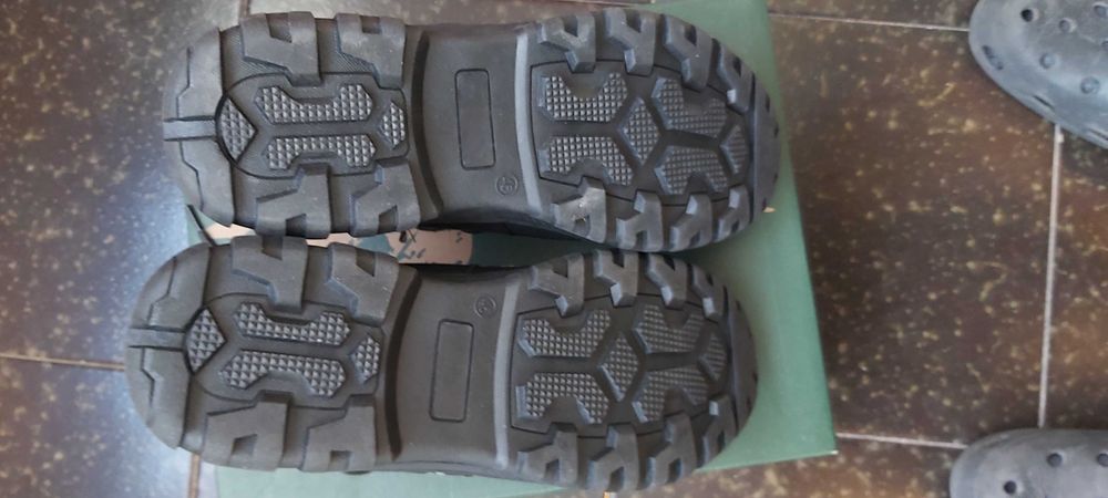 Продавам черни боти номер 45 нови