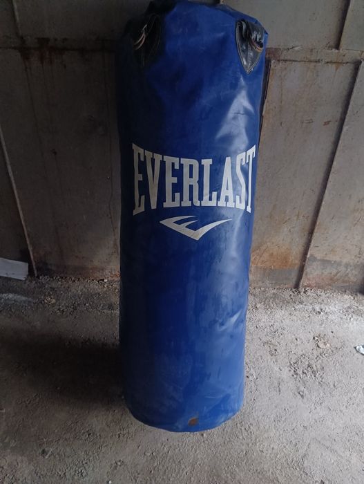 Продается боксерская груша "EVERLAST"