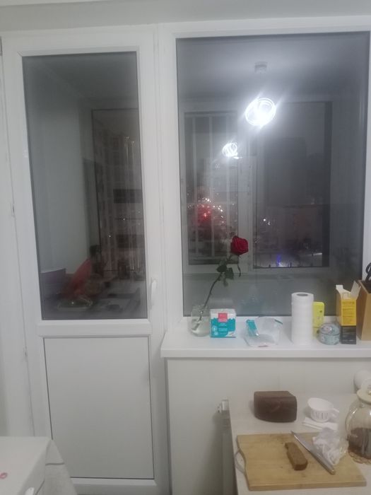 Дверь и окно от балкона.